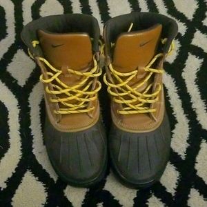 Nike acg snow boots